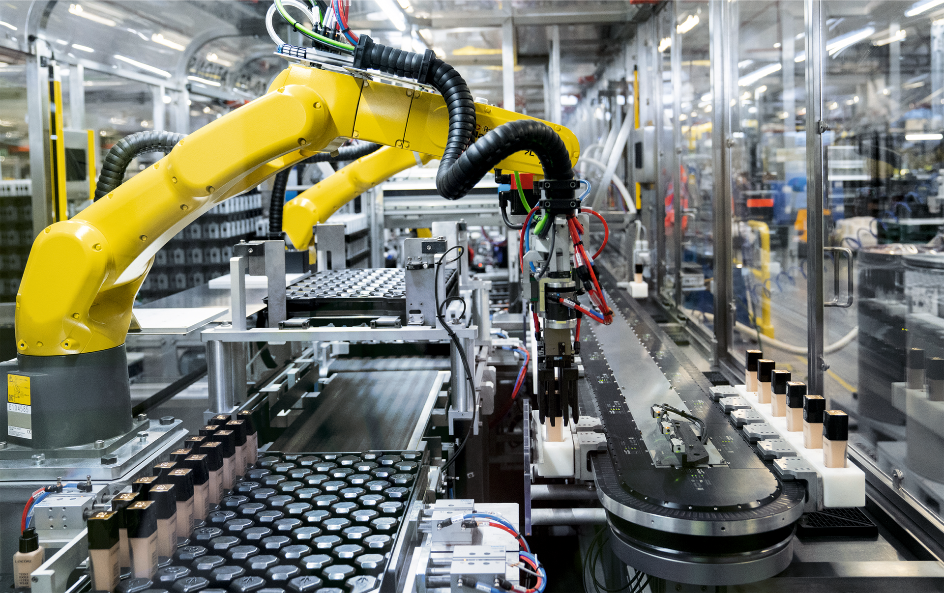 The highly compact XTS has a circumferential track length of 22 m and uses a total of 40 independent movers. The L&rsquo;Or&eacute;al Group produces high-quality skin care products, mascaras, and foundation makeup for its Division Luxe.