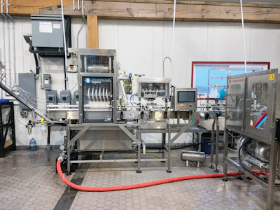 The CB50C counter-pressure integrated canning line uses isobarometric counter-pressure technology.