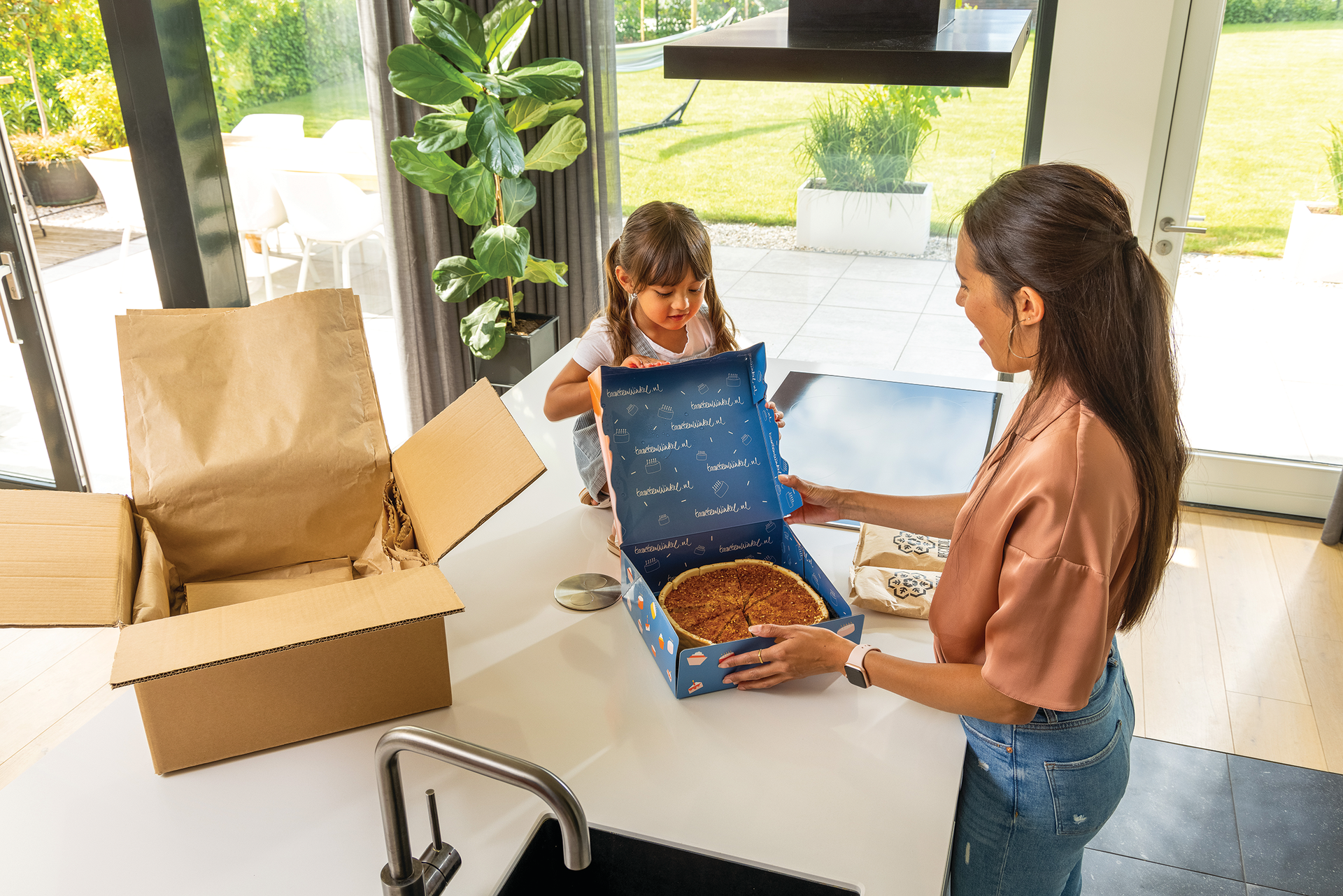 A two-side printed paperboard carton cake box delights Taartenwinkel customers upon opening.