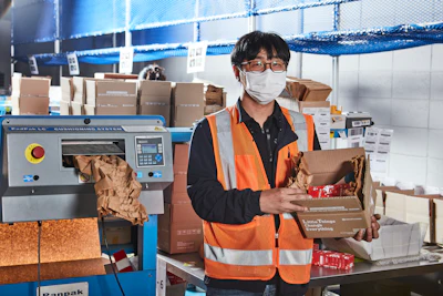 Logistics and stockroom requirements are simpler because one material (kraft paper) now meets all transport packaging requirements, replacing the previous two types of pre-made airbags