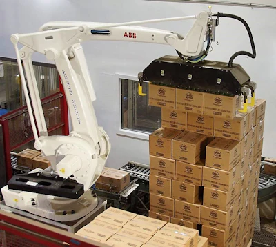 CIM used RobotStudio, ABB’s offline programming software, to experiment with highly realistic simulations of the palletizing cell while designing the EOAT and determining the optimal robot position and motion.