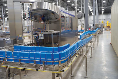 Depending on the product, packaging formats include slim liters, edge liters, and 330 mL single-serve beverages.