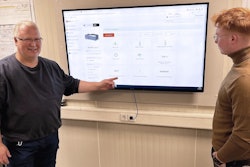 Johannes Kohne, technical manager for Emsland Frischgeflügel, keeps an eye on the performance data of all vacuum pumps from the large screen in his office.