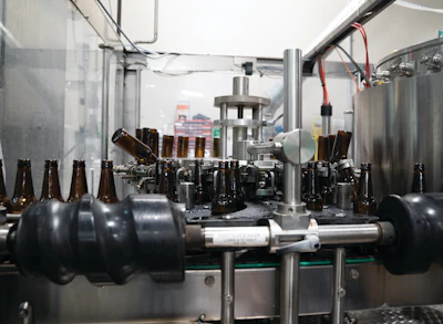 Within a monoblock, a 24-head rotary rinser feeds a 24-head counterpressure rotary filler. Bottles are then capped on a 6-head crowner, reaching speeds up to 150 bottles/min.