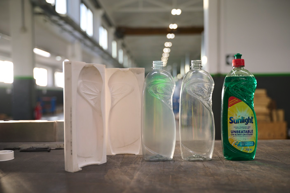 Bottles produced with a 3D printed tool are nearly indistinguishable from the final product produced through traditional metal tooling processes. From left to right: the two-part mold 3D printed with Rigid 10K Resin, a bottle produced with the mold 3D printed with Rigid 10K Resin, a bottle produced with a metal mold, and a labeled prototype bottle for customer testing.