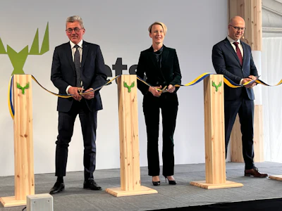 From left: Mika Joukio (CEO, Metsä Board), Viveka Beckeman (CEO, Skogsindustrierna) and Jussi Linnaranta (Chair of Metsäliitto Cooperative Board of Directors) cutting the ribbon at Husum.