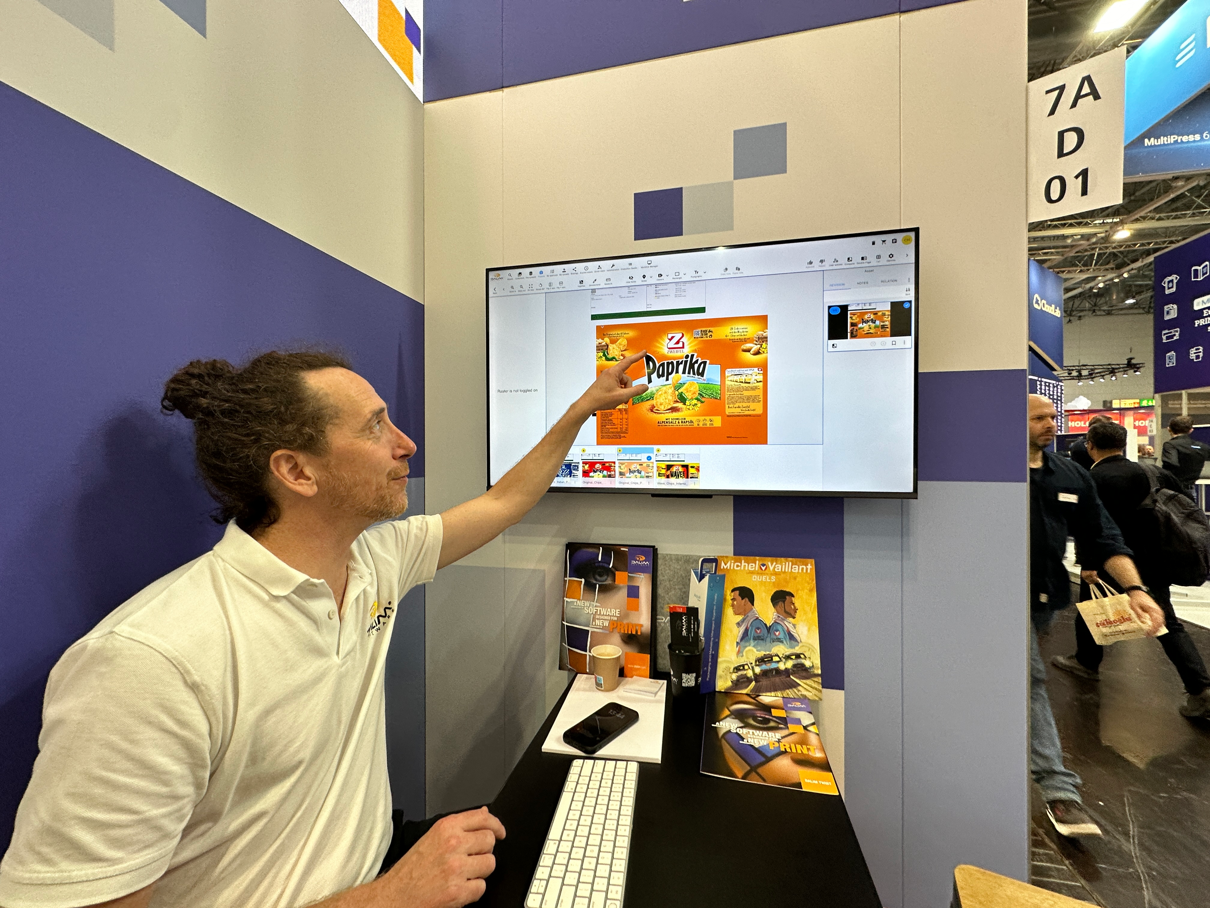 Dalim's Flaurent Epaud demonstrates Dalim ES Fusion platform at drupa, with an example of a chip bag from Swiss brand Zweifel potato chips.