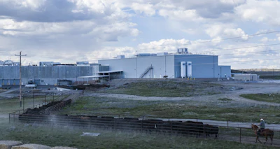 With Riverbend Meats built adjacent to Riverbend Ranch’s feedlots, cattle are herded directly to the building rather than having to be loaded on a truck and driven hundreds of miles.