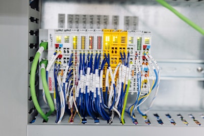 The VersaSort uses a variety of EtherCAT I/O Terminals from Beckhoff, including yellow TwinSAFE terminals for system-integrated functional safety.