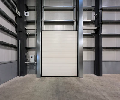 The ISO Speed Cold is a single-door solution for demanding refrigerated and freezer applications that helps maintain environmental control between busy temperature-controlled spaces.