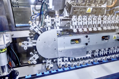 Adhesive is applied to the plastic caps in the upper XTS area, and the plastic caps are then glued to the cartons with high precision in the lower area – in a process that’s almost invisible to the naked eye at full speed.