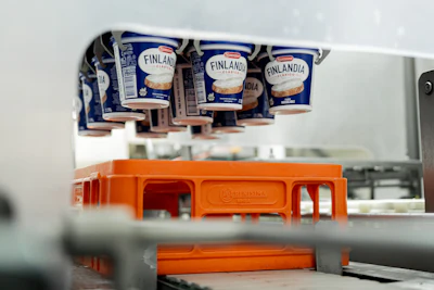 The new paperboard-based Finlandia cup reduces virgin plastic use by 8%, combining industrial efficiency with a lower environmental impact.