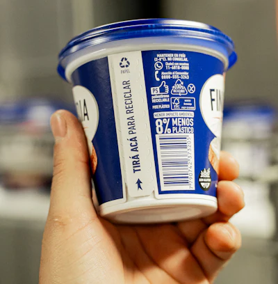 The package’s die-cut design balanced strength and practicality: it had to withstand the logistics chain while also allowing the sleeve to be easily removed for recycling.