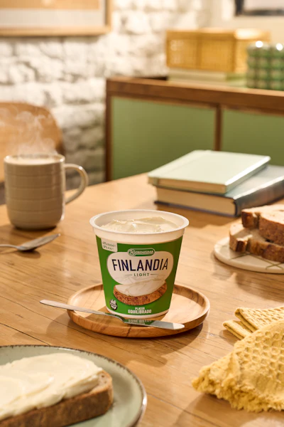 The paperboard-based cup combines visual sophistication, production efficiency, and environmental responsibility, aligning Finlandia cheese with its premium positioning.