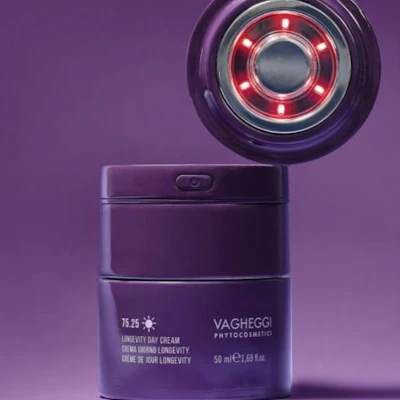 The cap has four functions: red light therapy (630nm), microcurrents, therapeutic warming, and vibration.